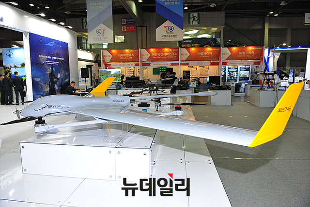 ▲ 2018 대한민국방위산업전(DX KOREA 2018) 참가한 드론봇 전추 체계ⓒ뉴데일리 오세진