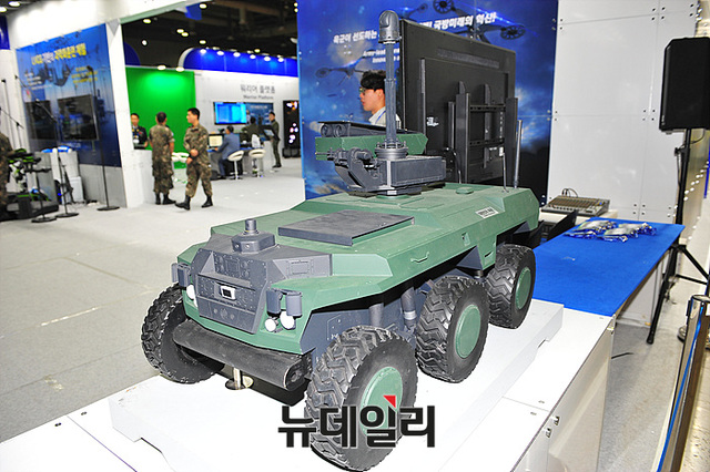 ▲ 2018 대한민국방위산업전(DX KOREA 2018) 참가한 드론봇 전추 체계ⓒ뉴데일리 오세진
