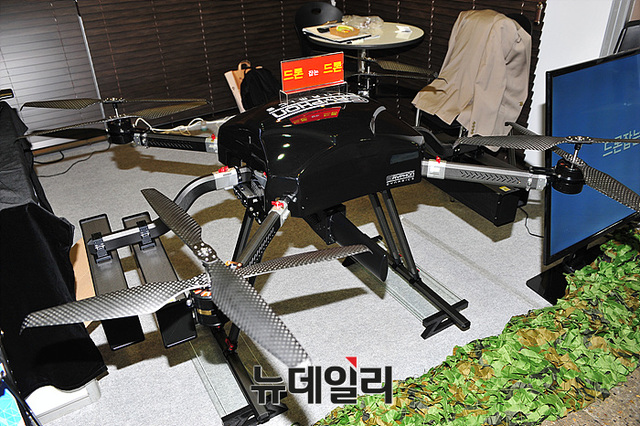 ▲ 2018 대한민국방위산업전(DX KOREA 2018) 참가한 드론봇 전추 체계ⓒ뉴데일리 오세진