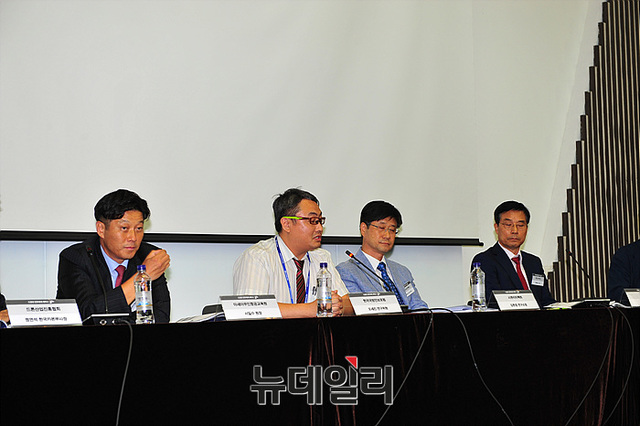 ▲ 군관계자들과 토론중인 드론봇 세미나 전문 패널 ⓒ뉴데일리 오세진