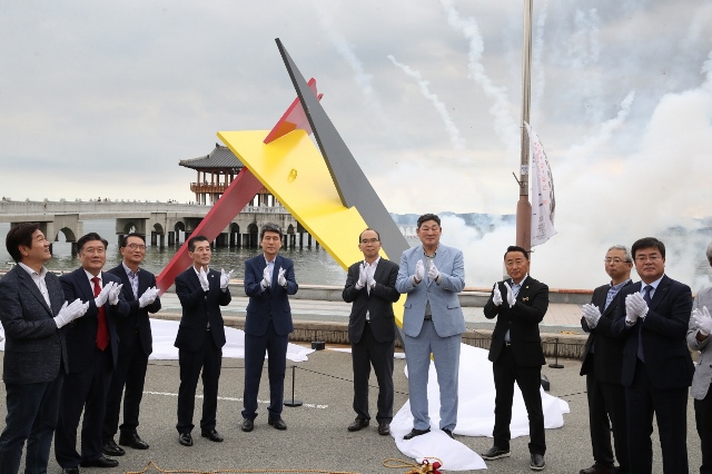 ▲ 이강덕 포항시장을 비롯한 각계각층의 주요 내빈들이 Steel Water Printing 세레머니 행사에 참석했다.ⓒ포항시