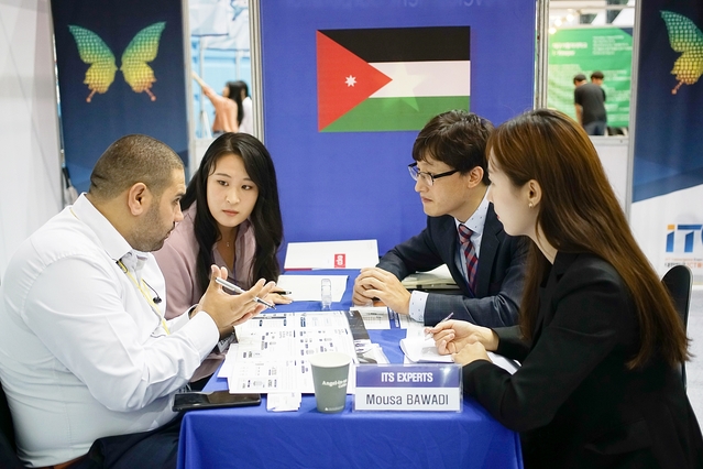 ▲ ICT벤처기업의 투자 지원을 위한 벤처투자설명회와 수출상담회에는 일본·요르단·중국 등 30명의 해외바이어가 찾아 활발한 수출 상담에 이어 6백만 달러 상담실적을 거뒀다.ⓒ대구시