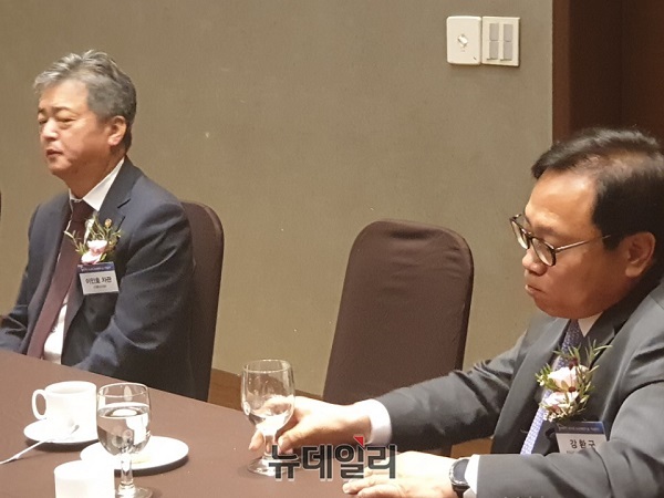 ▲ 강환구 현대중공업 사장(오른쪽)과 이인호 산업통상자원부 차관이 지난 14일 서울 양재동 엘타워에서 열린 ‘제15회 조선해양의 날’ 행사에 앞서 대화를 나누고 있다. ⓒ뉴데일리