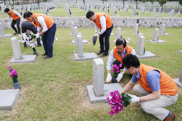 ▲ 한화 방산 계열사들은 지난 9월 14일 국립서울현충원을 찾아, 한반도의 아픈 역사를 마음 속에 되새기고 앞으로의 평화를 기원하는 의미에서 순국선열을 참배하고 묘역 정비 봉사를 진행하는 시간을 가졌다. ⓒ한화