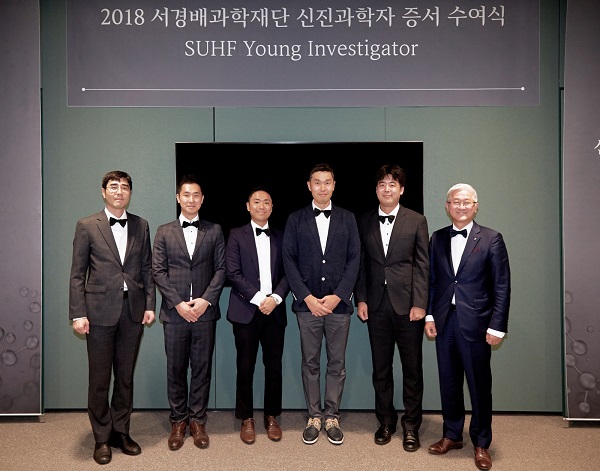 ▲ (왼쪽부터) 우재성 교수, 정인경 교수, 김진홍 교수, 박현우 교수, 주영석 교수, 서경배 이사장ⓒ서경배과학재단