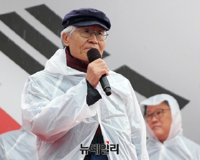 ▲ 2017년 4월 '탄핵무효 국민저항 총궐기 국민대회'에 참석한 조갑제 대표의 모습.ⓒ뉴데일리 이기륭 기자