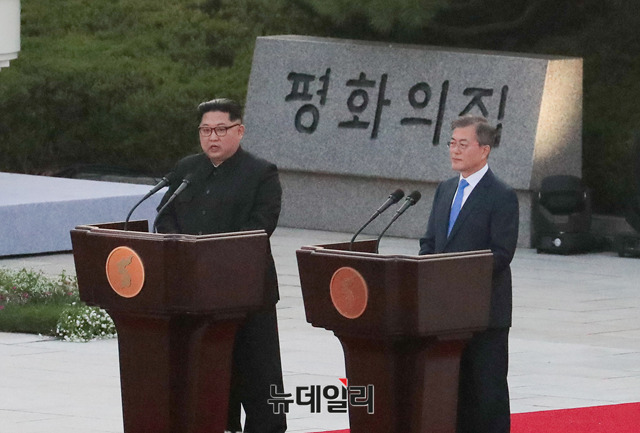 ▲ 2018 남북정상회담이열린 27일 오후 문재인 대통령과 북한 김정은이 판문점 평화의집 앞에서 판문점선언을 낭독하고 있다. (사진=한국공동사진기자단)