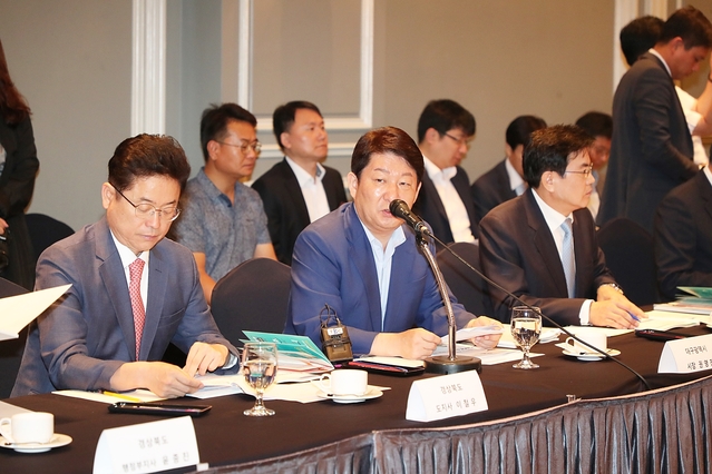 ▲ 대구시와 경상북도가 17일 오전 서울 켄싱턴호텔에서 대구·경북지역 국회의원과 예산협의회를 개최한 가운데 권영진 대구시장(사진왼쪽에서 두번째)이 의견을 피력하고 있다.ⓒ대구시