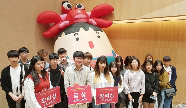 ▲ 영진전문대 콘텐츠디자인학과가 ‘경상북도 문화콘텐츠 공모전’에서 금상 1명·동상 2명·장려상 3명·특선 7명·입선 17명 등 총 30명이 대거 입상했다. 사진은 지난 14일 롯데백화점 대구점에서 가진 시상식에서 입상한 학생들이 기념 촬영에 나선 모습.ⓒ영진전문대