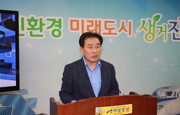 ▲ 송기섭 진천군수가 17일 기자회견을 열어 민선 7기 군정목표인 ‘사람 중심의 친환경 미래도시 생거진천 건설’ 실현을 위해 5개 분야 111개 행복공약을 확정해 발표하고 있다.ⓒ진천군