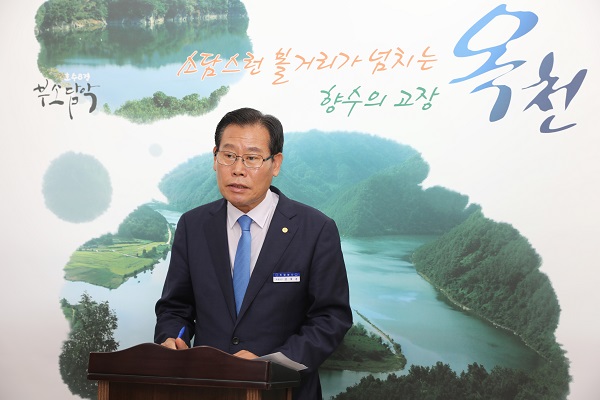 ▲ 김재종 충북 옥천군수가 17일 기자회견을 갖고 ‘더 좋은 옥천’의 새 시대를 염원하는 군민과의 약속인 민선7기 공약사업을 확정해 발표하고 있다.ⓒ옥천군