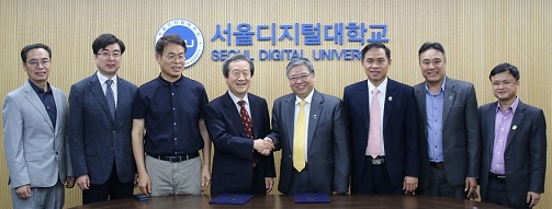 ▲ 지난 15일 서울 강서구 서울디지털대학교에서 MOU를 체결한 서울디지털대, 베트남 국립하노이개방대 관계자 등이 기념촬영을 하고 있다. ⓒ서울디지털대