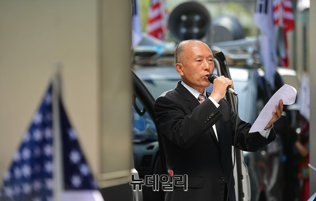 ▲ 17일 오전 10시 30분 서초동 삼성본사 C동앞에서 ''삼성 이재용 부회장과 대기업 총수들의 방북 중단을 촉구하는 시민단체 긴급 기자회견'이 열렸다. 민중흥 국본 사무총장이 발언하고 있다. ⓒ 뉴데일리 정상윤 기자