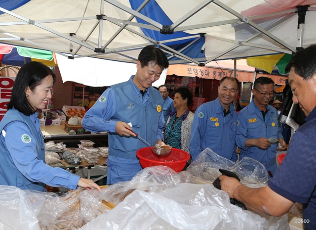 ▲ 오형수 포항제철소장이 흥해시장에서 직원들과 함께 장을 보고 있다.ⓒ포스코