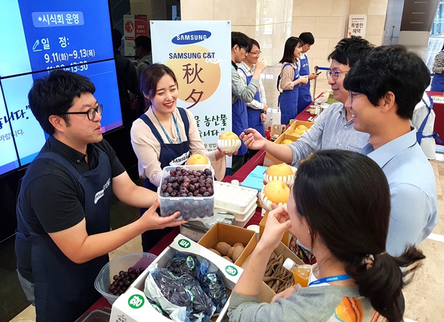 ▲ 삼성물산 임직원들이 추석 직거래 장터에서 자매마을 특산품을 둘러보고 있다. ⓒ삼성물산