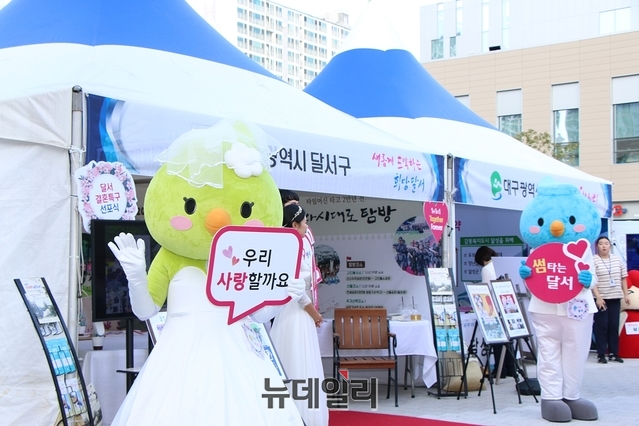 ▲ 이날 행사는 각 구마다 정책 부스들을 따로 마련해 시민들과 소통에 나서 이목을 끌었다.ⓒ뉴데일리