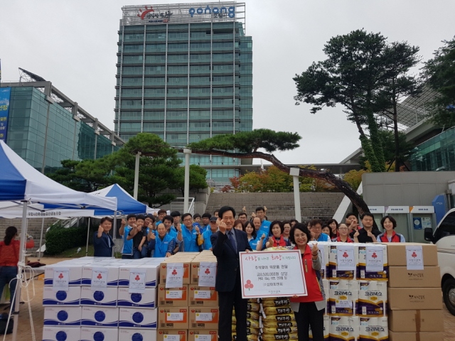 ▲ ㈜삼화피앤씨가 추석을 맞아 이웃돕기에 나서 위문품을 전달했다.ⓒ포항시