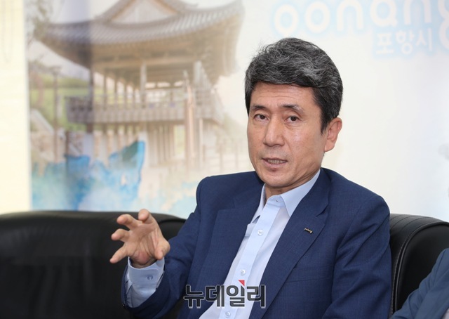 ▲ 이강덕포항시장이 17일 기자간담회에서 해외수방에 대한 소감을 설명하고 있다.ⓒ뉴데일리