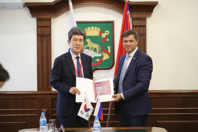 ▲ 이강덕 포항시장이 블라디보스토크 시장과 북방경제시대를 맞아 거점도시간 협력강화를 다짐했다.ⓒ포항시