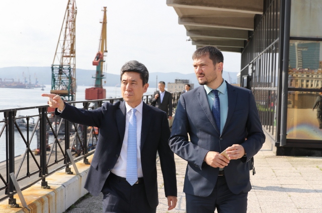 ▲ 이강덕포항시장이 블라디보스토크 국제여객터미널 대표와 여객터미널을 둘러보고 있다.ⓒ포항시