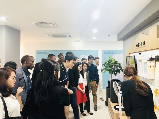 ▲ 대구시가 영남대 박정희새마을대학원에서 새마을운동을 배우기 위해 유학중인 개발도상국가 출신 외국인 학생들을 초청해 대구시 역점 시책 현장 견학 행사를 진행했다.ⓒ대구시