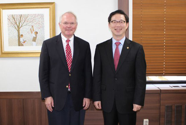 ▲ 2017년 10월 방한해 천해성 통일부 차관과 만난 크리스토퍼 힐 前미국 국무부 동아태 차관보. ⓒ뉴시스. 무단전재 및 재배포 금지.