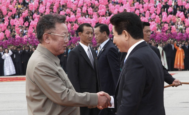 ▲ 2007년 10월 4일 남북정상회담 당시 김정일과 악수하는 故노무현 前대통령. ⓒ뉴시스. 무단전재 및 재배포 금지.