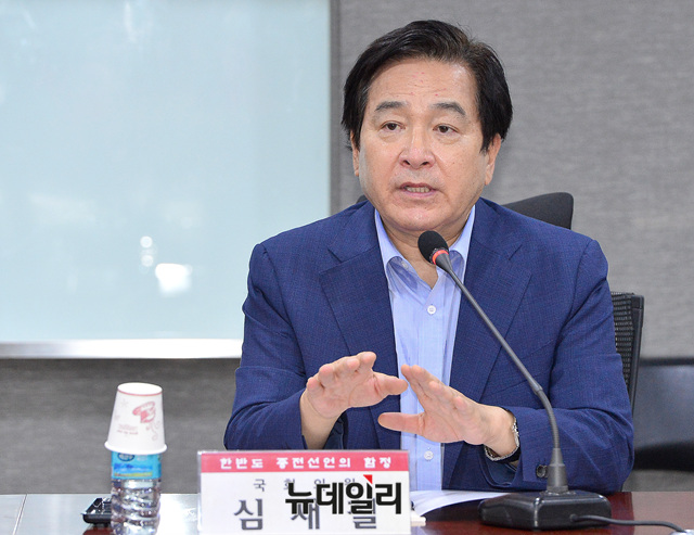 ▲ 심재철 전 국회부의장이 17일 오후 국회 의원회관에서 열린 '한반도 종전선언의 함정 : 종전선언인가, 전쟁선언인가!' 토론회에 참석해 축사를 하고 있다. ⓒ뉴데일리 공준표 기자