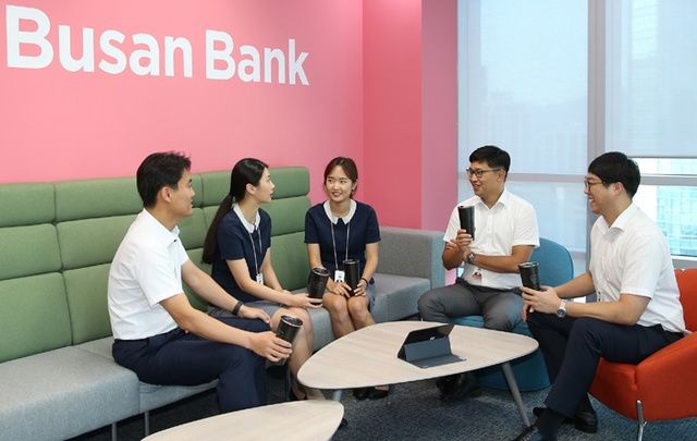 ▲ BNK부산은행 본점 직원들이 개인용 텀블러로 차를 마시며 회의를 하고 있다. ⓒBNK부산은행