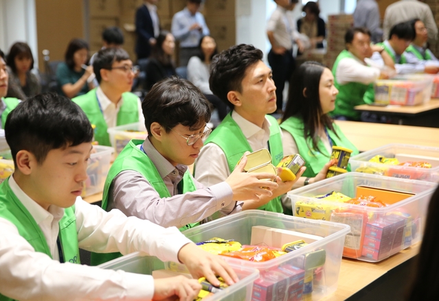 ▲ 포스코대우는 인천 연수구 지역아동센터연합회와 함께 소외계층 아이들을 위한 ‘다솜나눔 선물상자 만들기’ 봉사활동을 실시했다. 임직원 300여 명이 선물상자를 제작해 지역 소외계층 360여 가정에 전달했다. ⓒ포스코대우