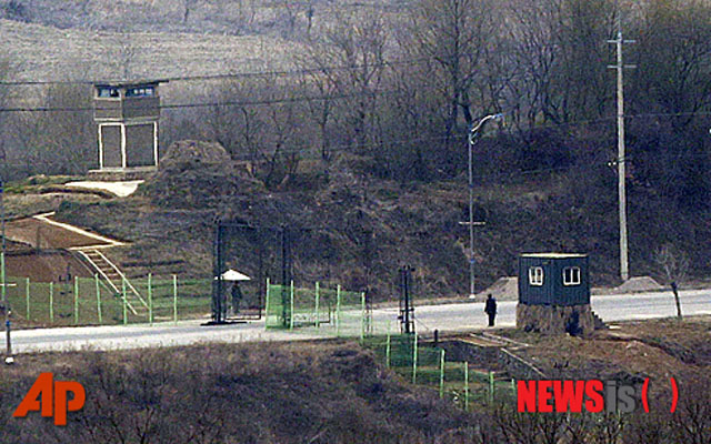 ▲ 개성공단 인근 북한 검문소. 북한에서는 최근 2019년부터 여행제한이 사라질 것이라는 소문이 돌고 있다고 한다. ⓒ뉴시스 AP. 무단전재 및 재배포 금지.