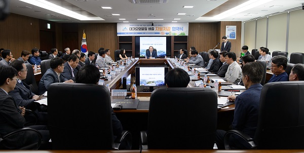 ▲ 세종시가 18일 대형 대기오염배출 사업장 26곳과 협약을 갖고  대기오염 배출량을 30%까지 줄이기로 약속했다.ⓒ세종시