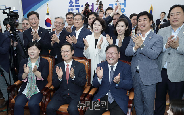 ▲ 홍영표 더불어민주당 원내대표와 의원, 당직자들이 18일 오전 국회에서 문재인 대통령 평양 순안공항 도착 장면 중계를 시청하며 박수치고 있다. ⓒ뉴데일리 이종현 기자