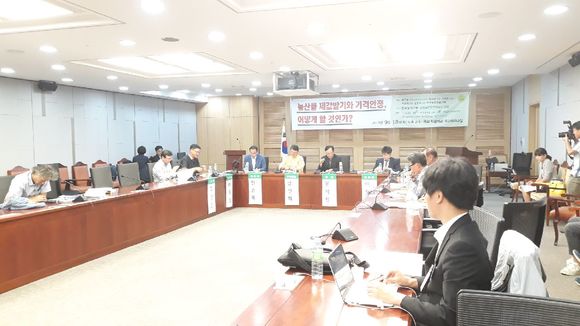 ▲ '농산물 제값 받기 토론회'가 18일 서울 여의도 국회의원회관에서 열렸다.ⓒ뉴데일리경제