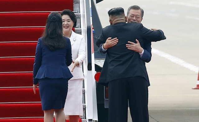 ▲ 문재인 대통령과 북한 김정은이 18일 오전 평양에서 만난 모습. ⓒ평양사진공동취재단