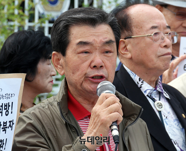 ▲ 이장희(74)가족회 실행위원장이 성명서를 낭독하고 있다. ⓒ 뉴데일리 이기륭 기자