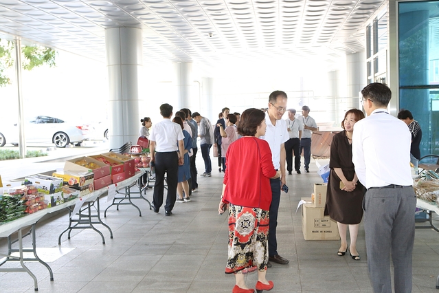 ▲ 대구 혁신도시에 소재한 4개 공공기관이 추석을 맞아 한국감정원 본사 사옥 동측에서 ‘우수 농산물 직거래장터’를 개장했다.ⓒ한국감정원