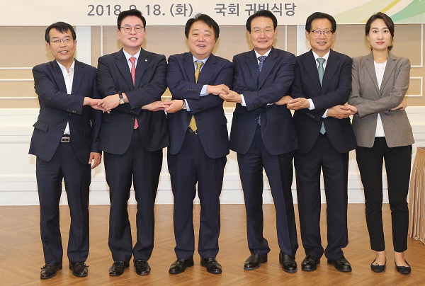 ▲ 한범덕 청주시장이 18일 오전 국회에서 정책간담회를 가진 뒤 지역출신 국회의원들과 손을 맞잡고 있다.ⓒ청주시