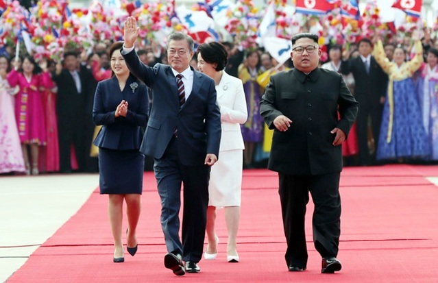 ▲ 문재인 대통령 내외가 18일 오전 북한 평양 순안공항에 도착해 북한군 의장대 사열을 받는 모습. ⓒ평양사진공동취재단