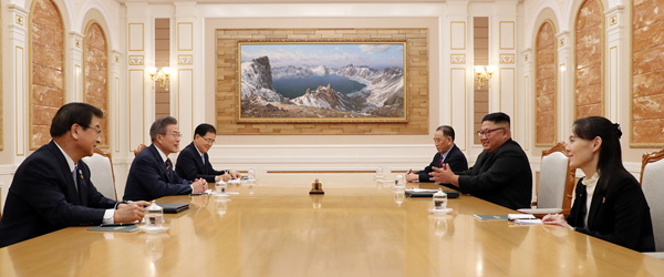 ▲ 문재인 대통령이 18일 평양에서 북한 김정은과 남북정상회담을 하는 모습. ⓒ평양사진공동취재단