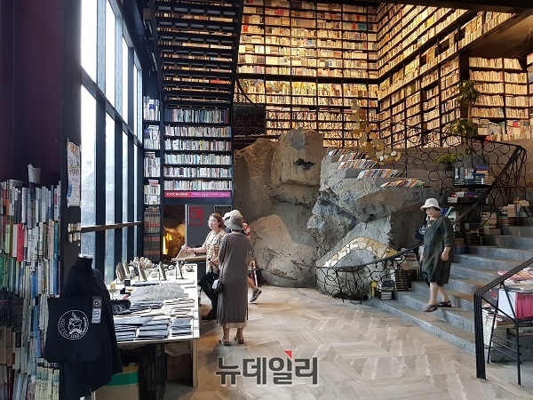 ▲ 제주 탐나라공화국 도서관.ⓒ김정원 기자