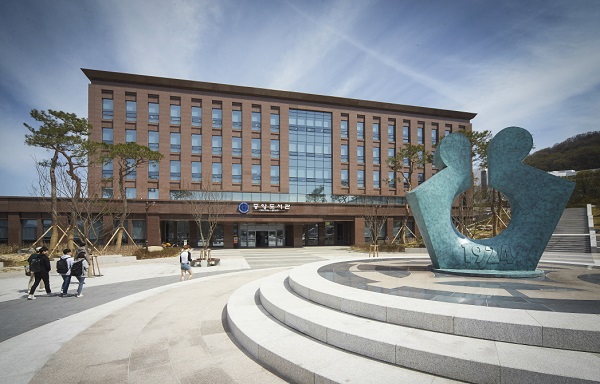 ▲ 청주대 상징탑과 중앙도서관 전경.ⓒ청주대