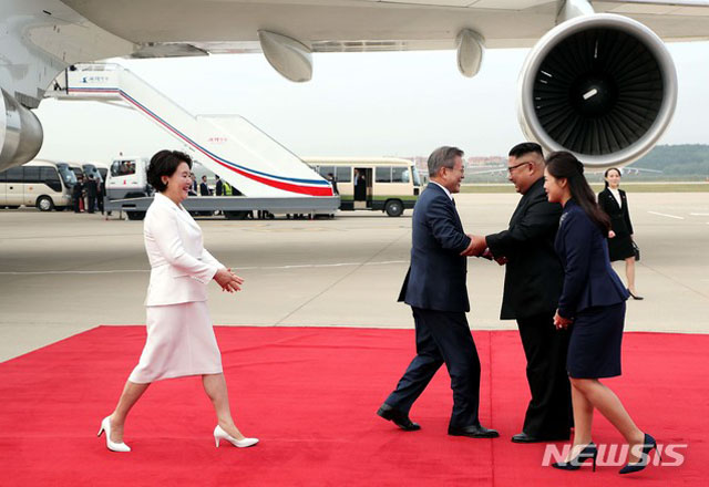 ▲ 지난 18일 평양 순안공항에 도착한 문재인 대통령 내외를 영접하는 김정은과 리설주. 뒤로 김여정 모습이 보인다. ⓒ뉴시스. 무단전재 및 재배포 금지.