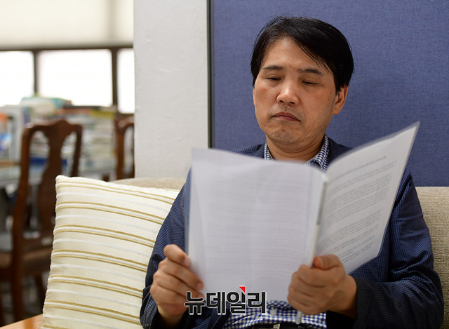 ▲ 제성호 중앙대 교수가 18일 오후 뉴데일리와의 인터뷰에서 질의서를 읽고 있는 모습.ⓒ뉴데일리 정상윤 기자