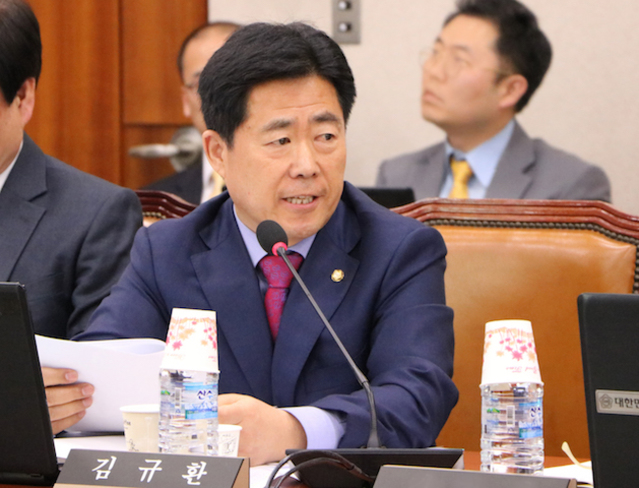 ▲ 김규환 자유한국당 의원이 19일 성윤모 산자부 장관 후보자에 대해 청탁금지법 위반, 논문표절 의혹을 제기했다.ⓒ김규환 의원실