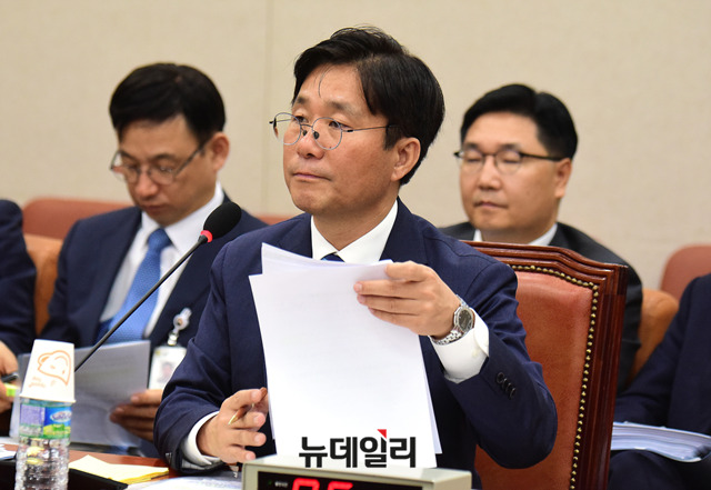 ▲ 성윤모 산업통상자원부 장관 후보자가 19일 오전 국회에서 열린 인사청문회에서 의원들의 질문을 듣고 있다.ⓒ이종현 기자