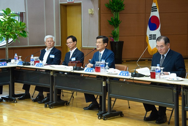 ▲ 홍성열 증평군수가 19일 전국농어촌군수협의회장에 선출된 뒤 회의를 주재하고 있다.ⓒ증평군