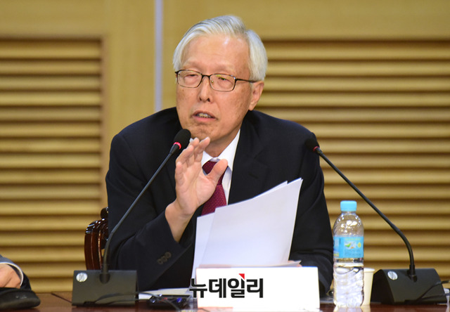 ▲ 정종섭 자유한국당 의원은 19일 서울 여의도 국회의원회관에서 '비핵화 빠진 종전선언, 왜 위험한가?'를 주제로 세미나를 개최했다. 신각수 전 외교부 차관(사진)이 발언하고 있다. ⓒ뉴데일리 이종현