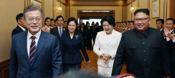 ▲ 문재인 대통령이 지난 18일 백화원 초대소를 지나는 모습. ⓒ평양사진공동취재단