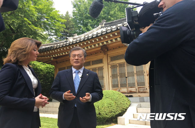 ▲ 문재인 대통령은 언론과의 소통에 매우 적극적으로 유화적인 모습을 보인다. 사진은 2017년 6월 美CBS 방송과 인터뷰를 하는 모습(기사 본문과는 직접적인 관련이 없습니다.) ⓒ뉴시스. 무단전재 및 재배포 금지.